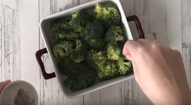 Distribuiamo le infiorescenze di broccoli in una forma unta.