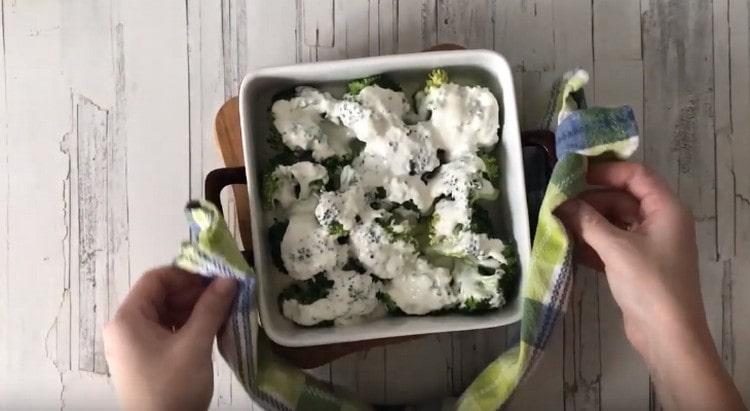 Für 10 Minuten die Form mit Brokkoli in den Ofen geben.