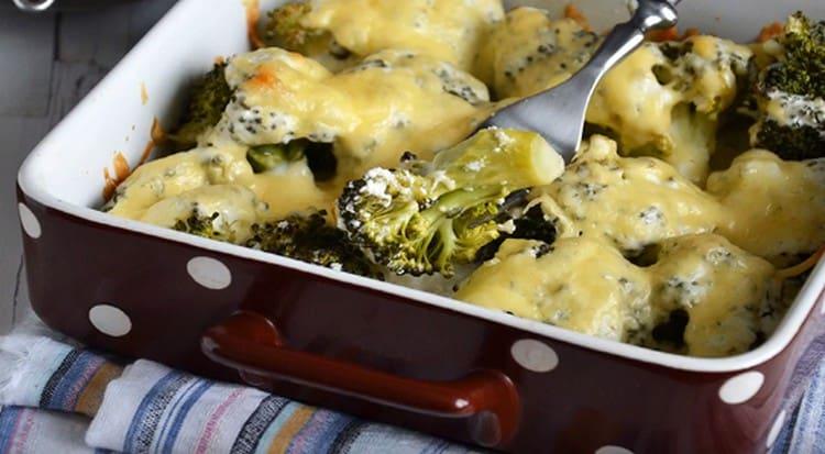 I deliziosi broccoli al forno con formaggio sono pronti.