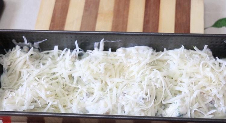 Πασπαλίστε το τυρί στην κορυφή του πιάτου και τοποθετήστε το καλούπι στο φούρνο.