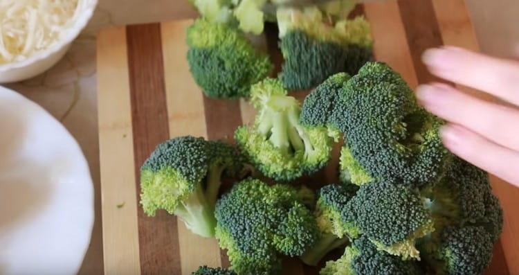 Dividiamo il cavolo broccoli con un coltello in infiorescenze.