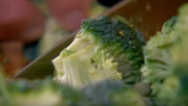 Hinati namin ang broccoli sa mga inflorescences.