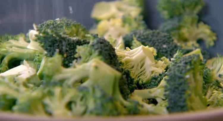 Brokolių gabalėlius paskleidžiame dubenyje ir apibarstome rupia jūros druska.