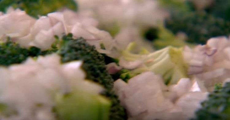 Sumalkite askaloninius česnakus ir suberkite į brokolius.