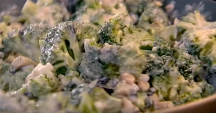 Tämän reseptin mukaan valmistettu parsakaali salaatti yllättää varmasti.