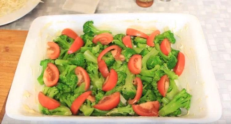 Ant brokolių išdėliokite pomidorus.