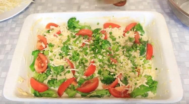 ψεκάστε το πιάτο με πράσινα κρεμμύδια.