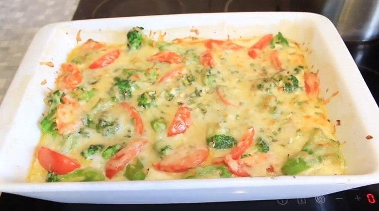 In forno, la casseruola di broccoli con formaggio viene cotta in soli 25 minuti.
