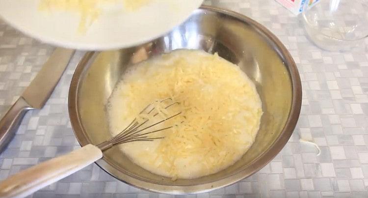 Aggiungi del formaggio alla base per la casseruola.