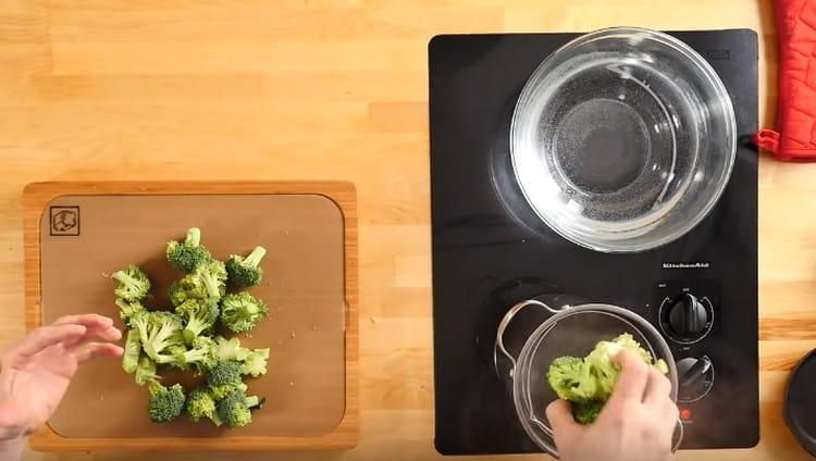 Inviamo infiorescenze di broccoli in acqua bollente.