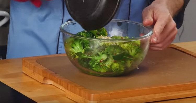 Brokkoli mit Knoblauchöl würzen.