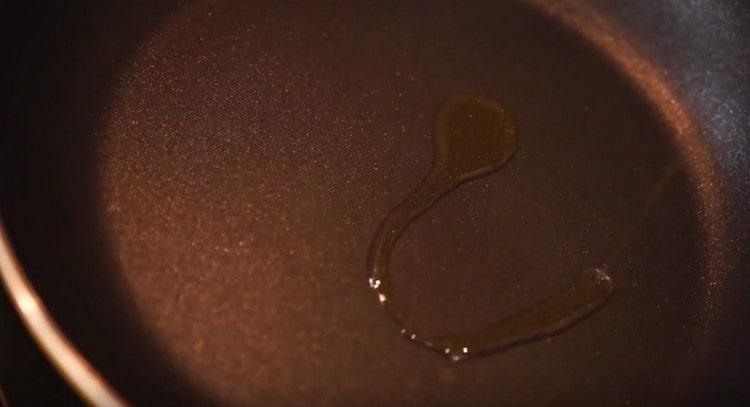 Zahřejte pánev olivovým olejem.