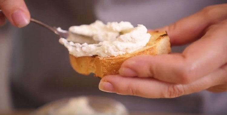 Ikalat ang mga hiwa ng baguette na may cream cheese.