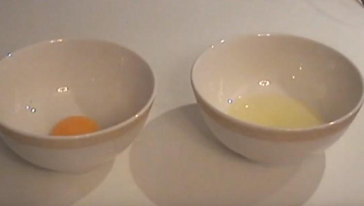 Διαχωρίζουμε τα αυγά σε πρωτεΐνες και κρόκους.