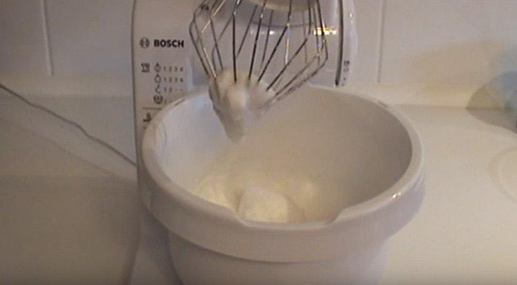Porazte bílé pomocí mixéru do pěny.