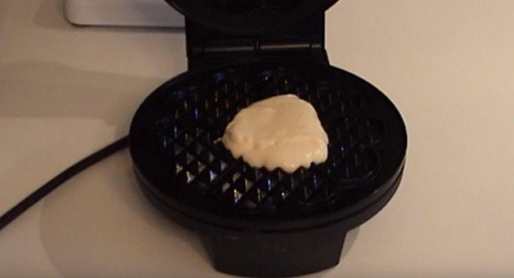 È conveniente preparare tali waffle in un waffle elettrico.