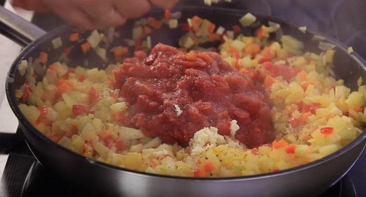 Condisci la salsa all'aglio.