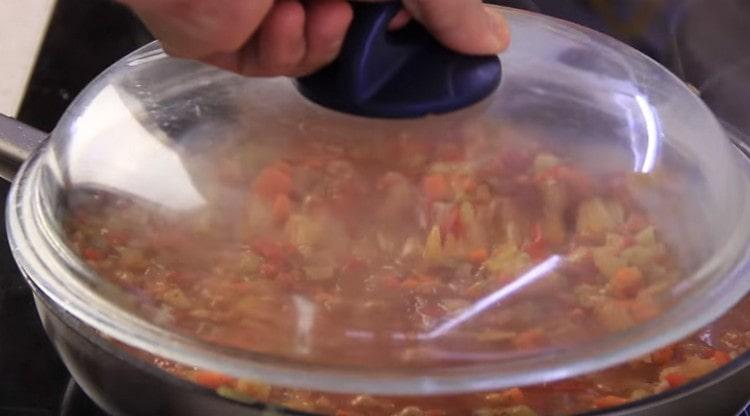 Acoperiți masa de legume cu un capac și mai fierbeți.
