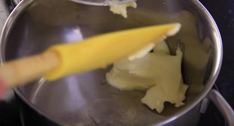 Die Butter in den Topf geben und schmelzen lassen.