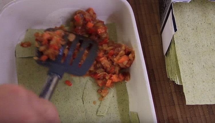 apoi întindeți stratul de foi cu lasagna și acoperiți-l cu masa vegetală.