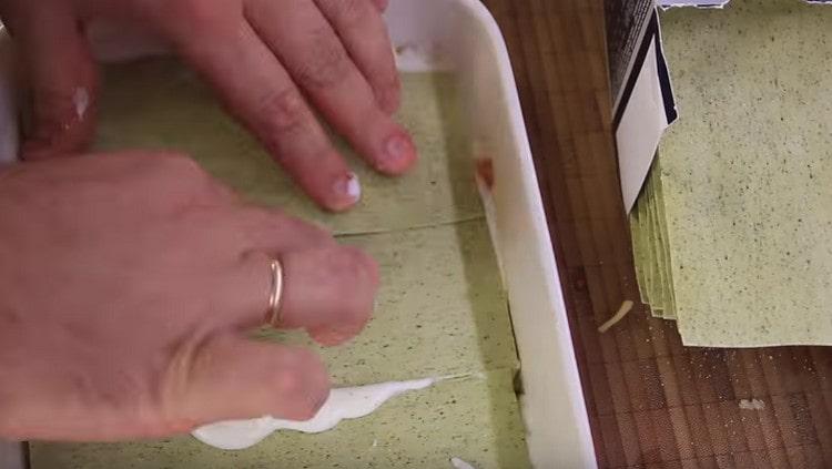 Ezután fedje le a sajtot bechamel szósszal, fektesse le újra a lasagna lapokat és ismételje meg az összes réteget.