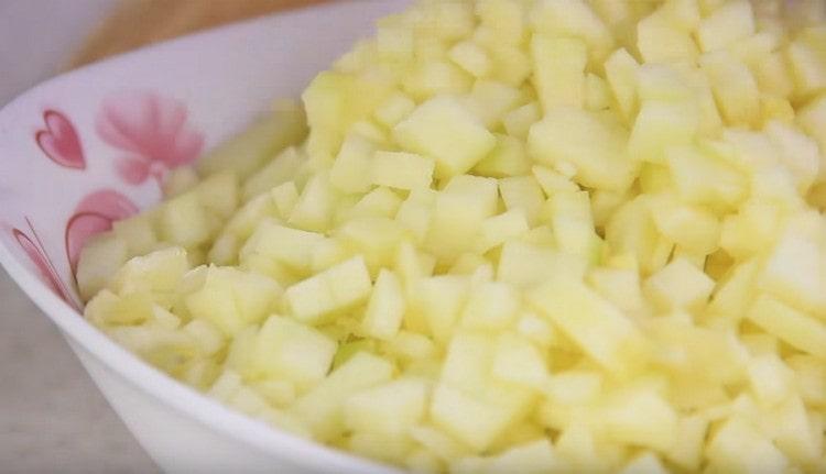 Taglia le zucchine a dadini.
