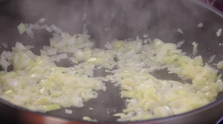Ψιλοκόψτε τα κρεμμύδια σε ένα τηγάνι.