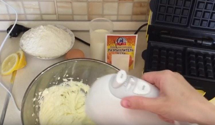 Butter mit einem Mixer mit Zucker verquirlen.