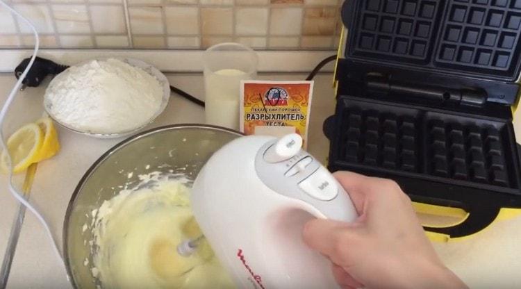 Aggiungere le uova e sbattere il composto fino a che liscio.