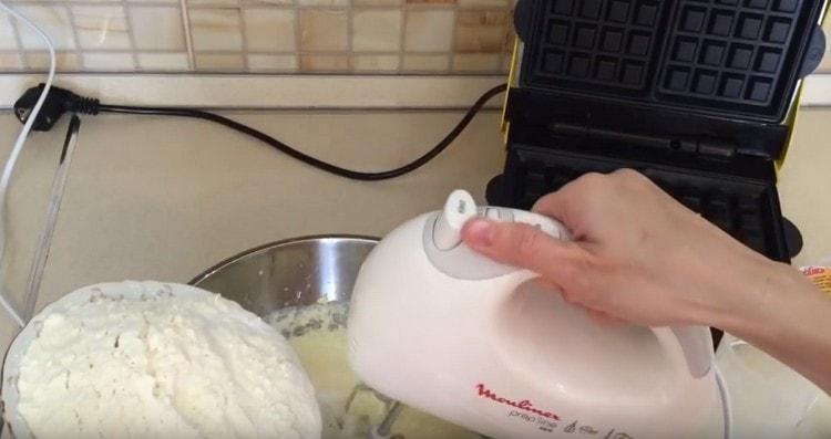 Tegye be a tésztába a sütőporral összekevert lisztet.