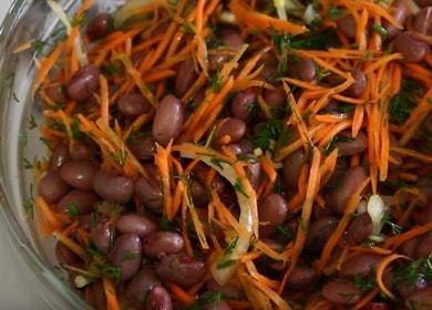Ruoanlaitto herkullisesta salaatista papujen kanssa: yksinkertainen resepti valokuvalla.