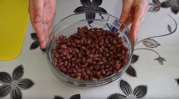 Vložte konzervované fazole do mísy.