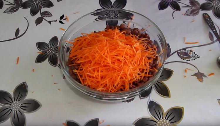 Lisää raastettu porkkana papuihin.