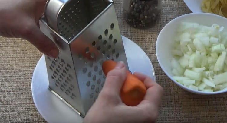 Натрийте морковите на ренде.
