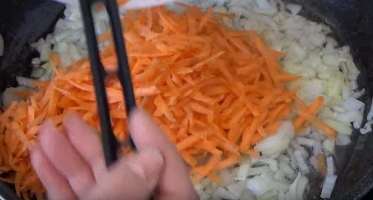 Добавете морковите към лука.