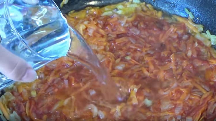 Изсипете зеленчуци с доматено пюре в чаша вода.