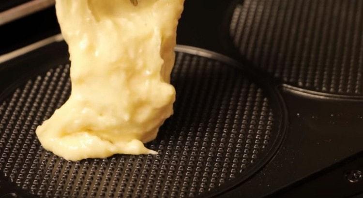 Metti l'impasto in piccole porzioni in un waffle, chiudi il coperchio.