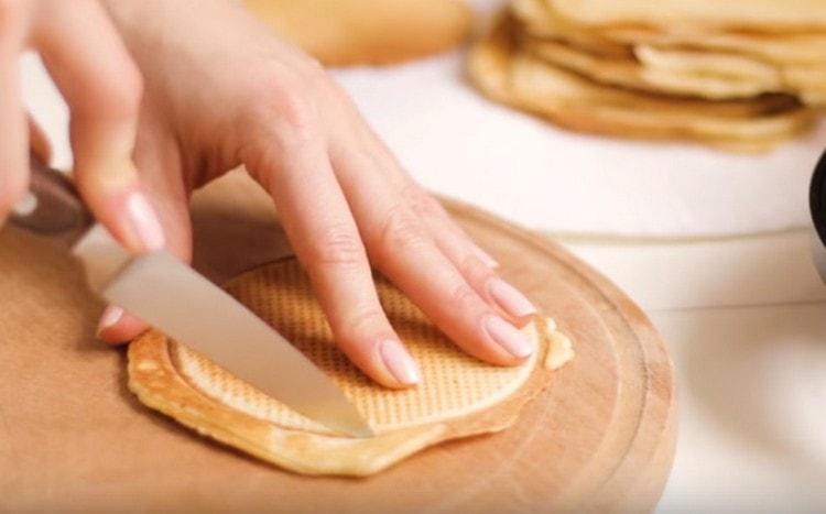Per rendere perfetti i waffle olandesi, tagliamo l'impasto in eccesso.
