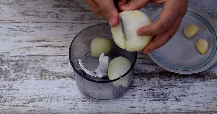 Trita le cipolle e l'aglio in un frullatore.