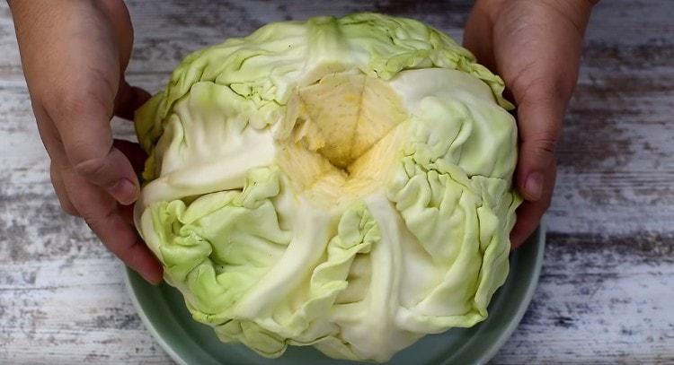 Κόψτε το λάχανο από το λάχανο και στείλετε τα πιρούνια στο φούρνο μικροκυμάτων.