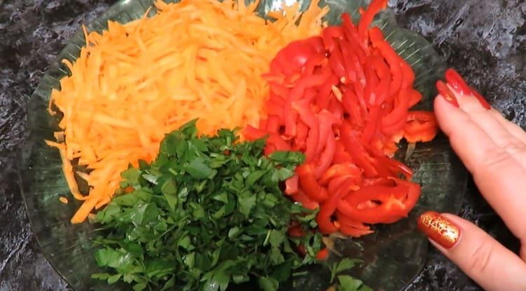 ψιλοκόψτε το πιπέρι, κόψτε τα καρότα και το μαϊντανό.