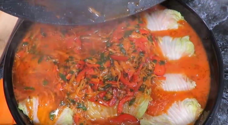 Ρίξτε τους κυλίνδρους λάχανων με την προετοιμασμένη σάλτσα λαχανικών.