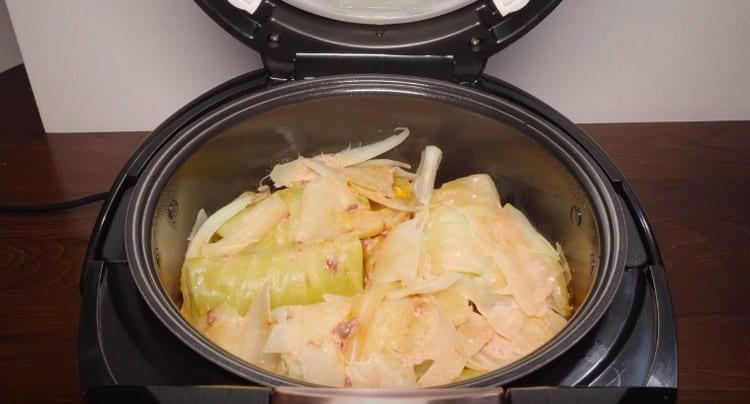 Το λάχανο κυλά σε μια βραδεία μαγειρική μαγειρέματος για 45 λεπτά.