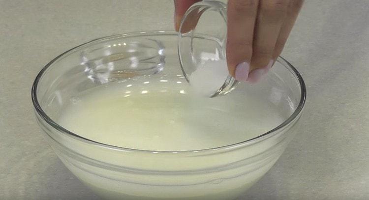 Mescolare separatamente la panna acida con acqua e sale.