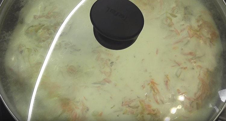 نترك لفائف الملفوف في صلصة الكريما الحامضة إلى الحساء تحت الغطاء لمدة نصف ساعة.
