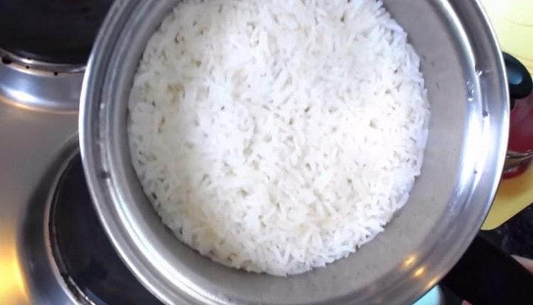 Μαγειρέψτε επίσης το ρύζι.