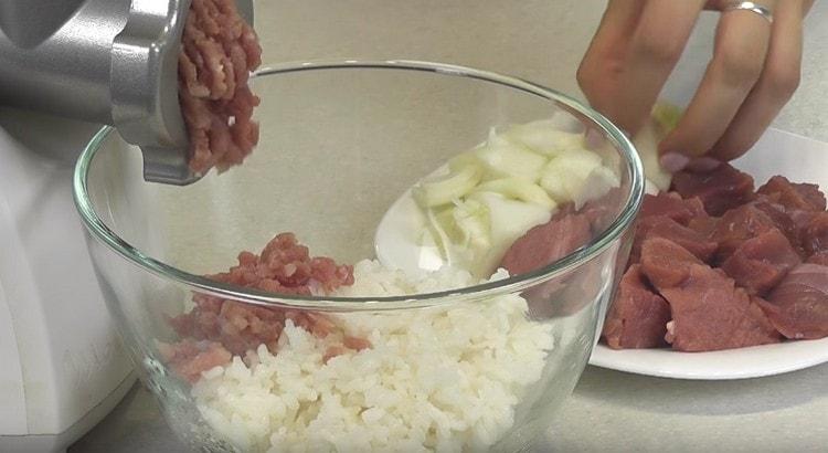 Περάστε το βόειο κρέας και τα κρεμμύδια μέσα από τον μύλο του κρέατος.