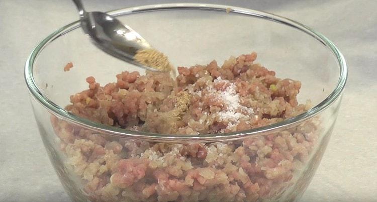 Ανακατέψτε ρύζι, κιμά με κρεμμύδι και μπαχαρικά.