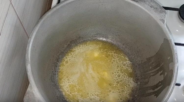 V kotli jsme utopili máslo.