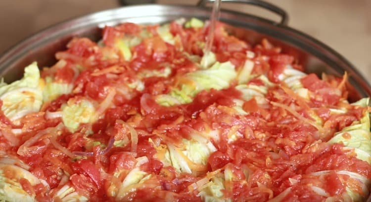 versare la salsa di verdure rimanente sopra gli involtini di cavolo, aggiungere un po 'd'acqua.
